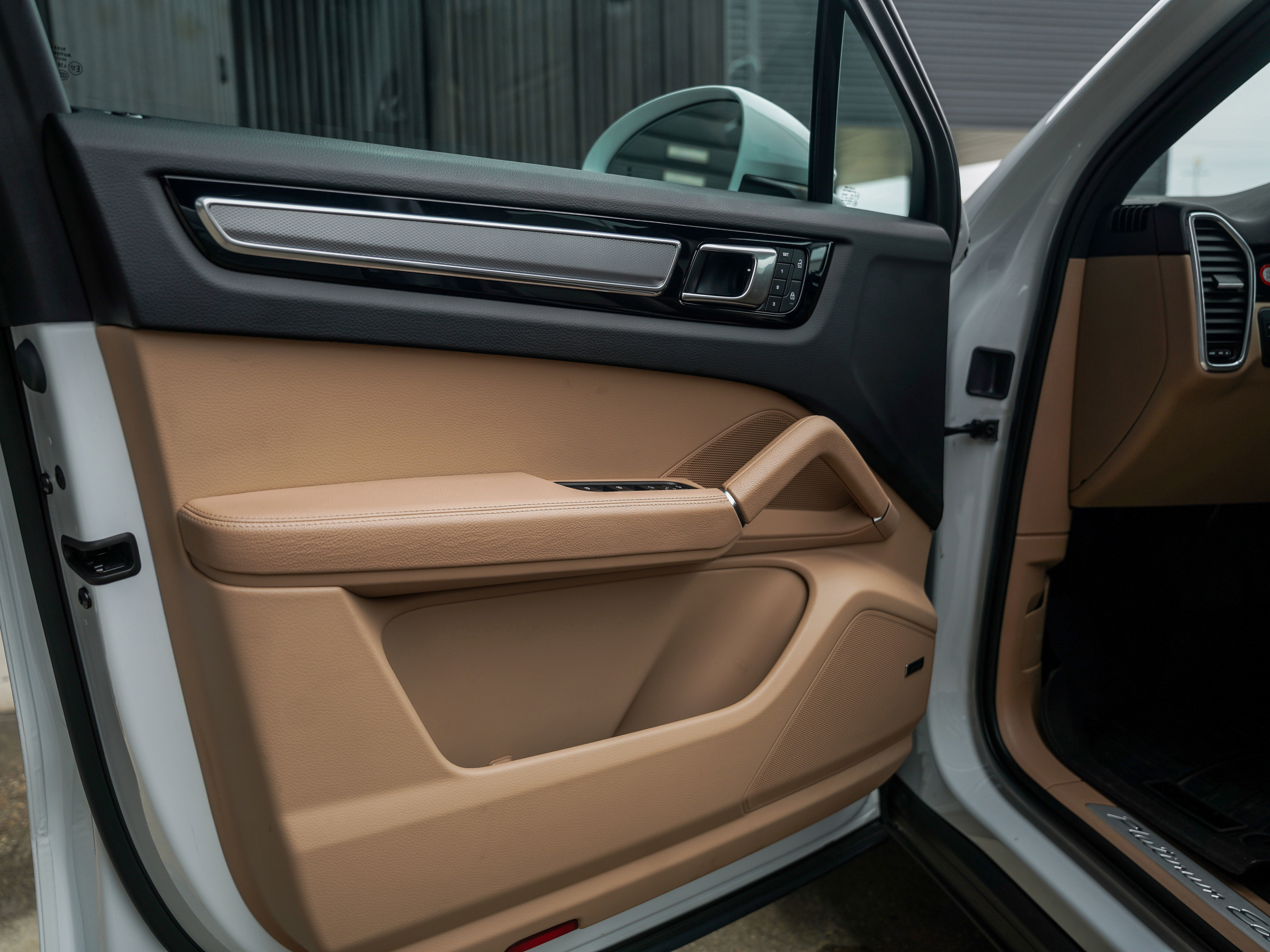 Certified 2022 Porsche Cayenne Platinum Edition image 16