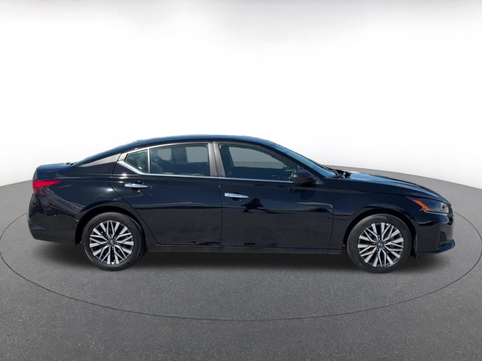 Used 2025 Nissan Altima 2.5 SV FWD image 15
