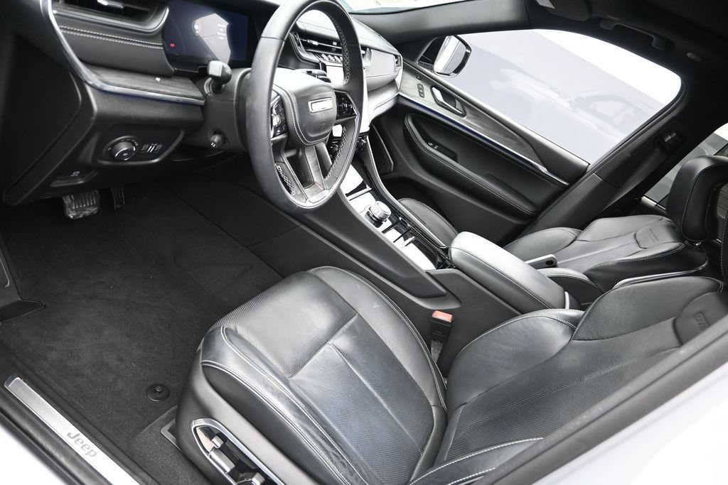 Used 2023 Jeep Grand Cherokee Overland w/ Luxury Tech Group IV RWD image 20