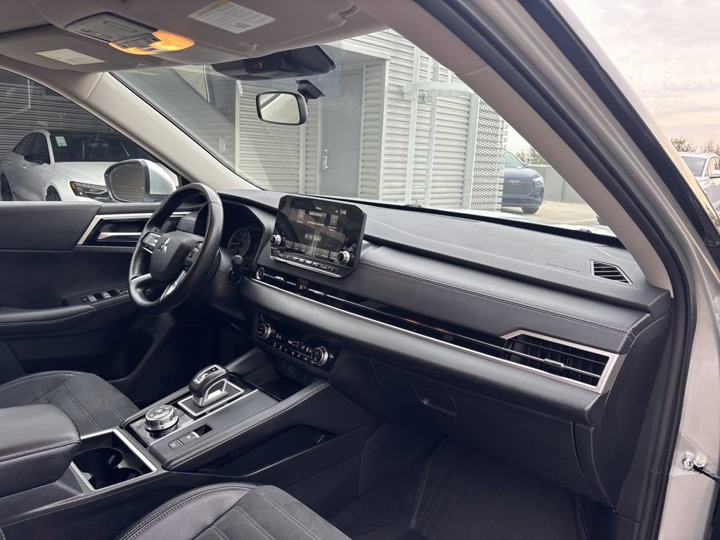 Used 2024 Mitsubishi Outlander SE image 15