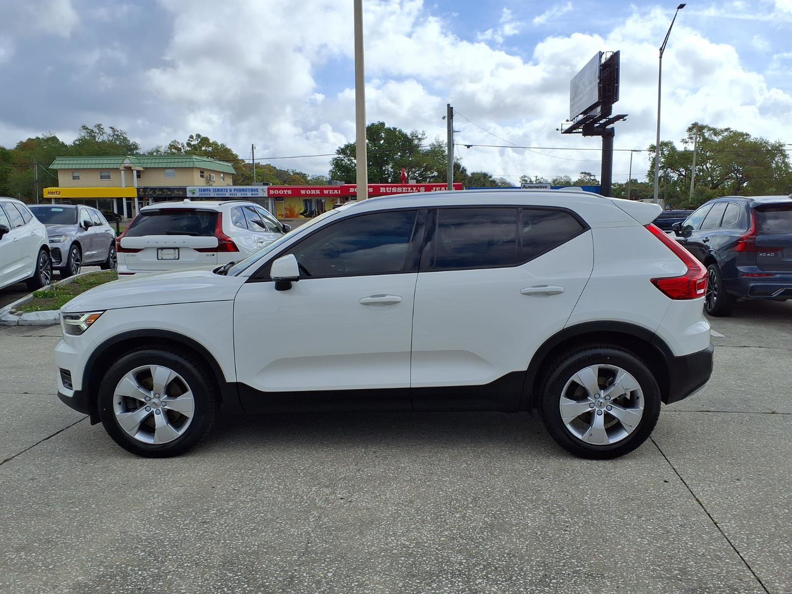 Used 2020 Volvo XC40 T4 Momentum image 4