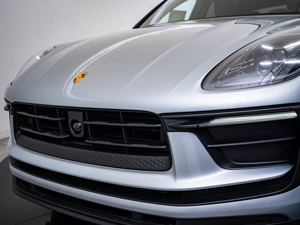 Certified 2025 Porsche Macan image 14