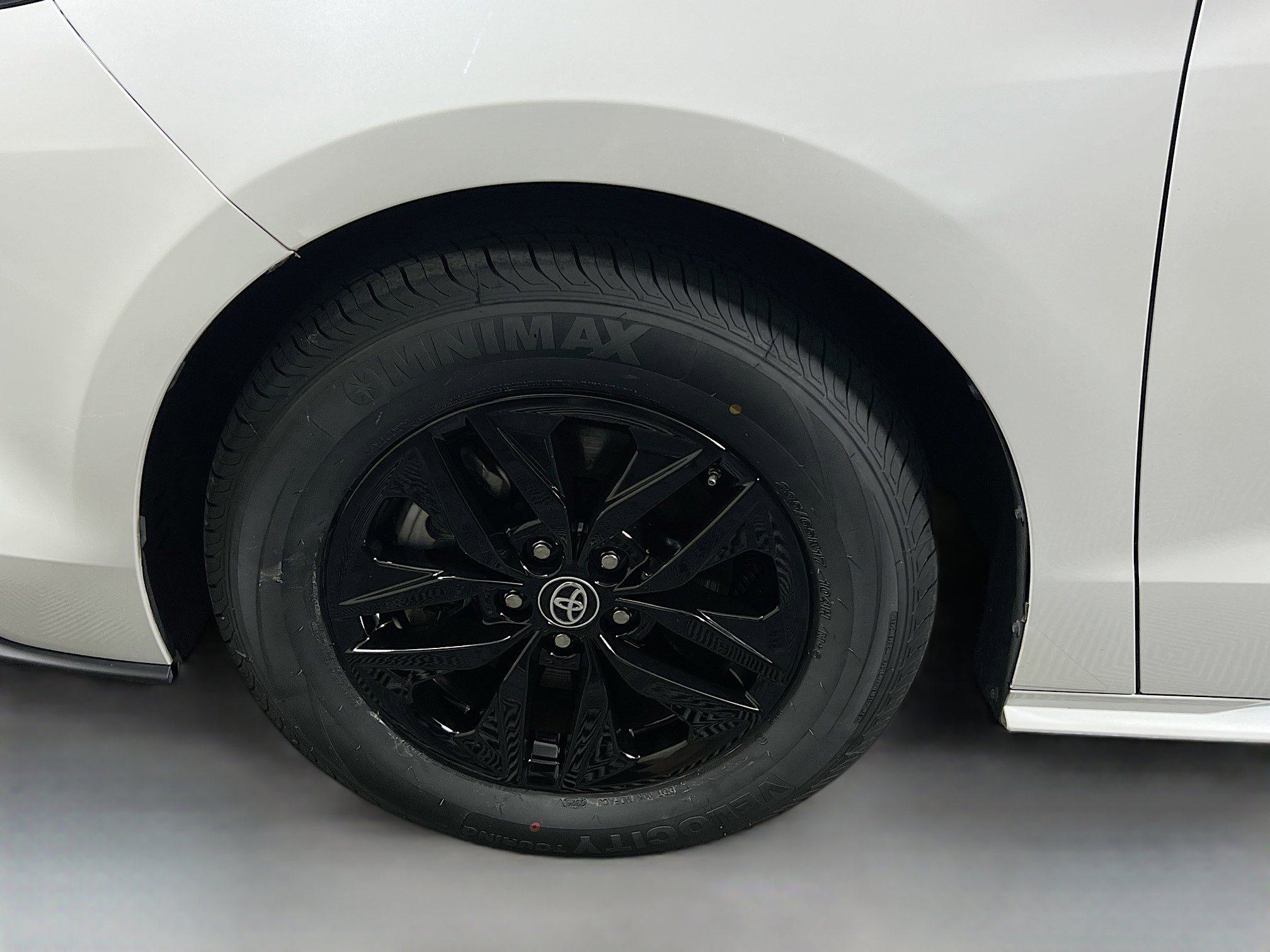 Used 2024 Toyota Sienna XLE FWD image 13