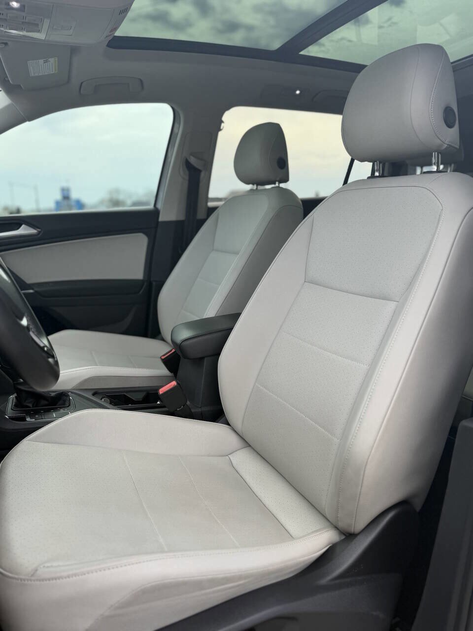 Used 2018 Volkswagen Tiguan SE w/ Panoramic Sunroof Package FWD image 11