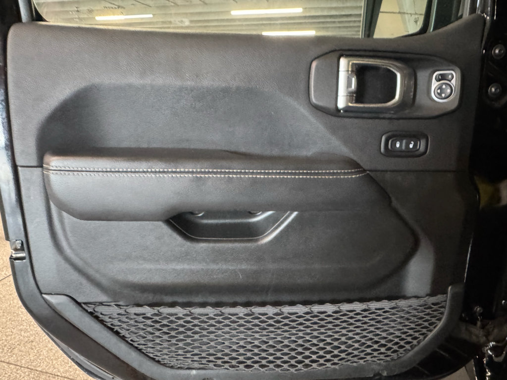 Used 2022 Jeep Wrangler Unlimited Sahara AWD/4WD image 15