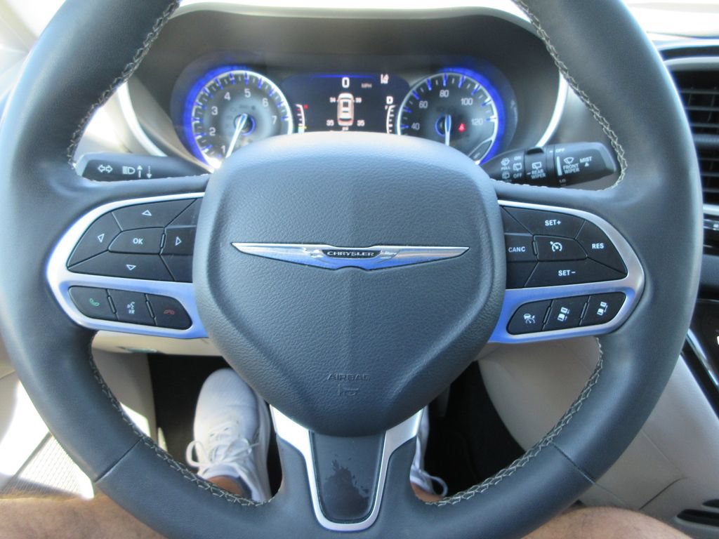 Used 2024 Chrysler Pacifica Touring-L FWD image 24