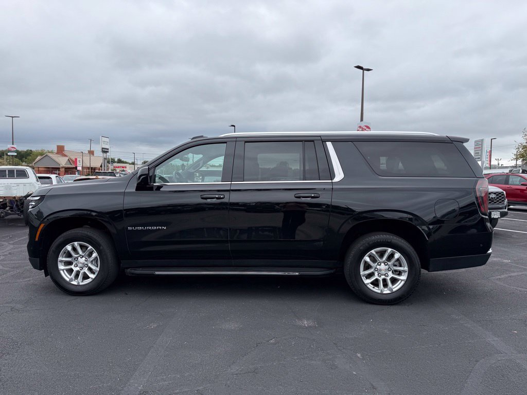 Used 2025 Chevrolet Suburban LT AWD/4WD image 8