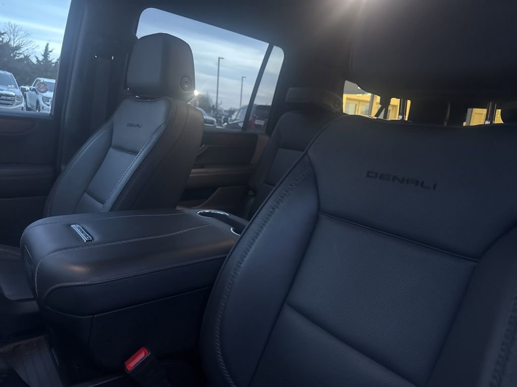 Used 2025 GMC Yukon XL Denali image 14