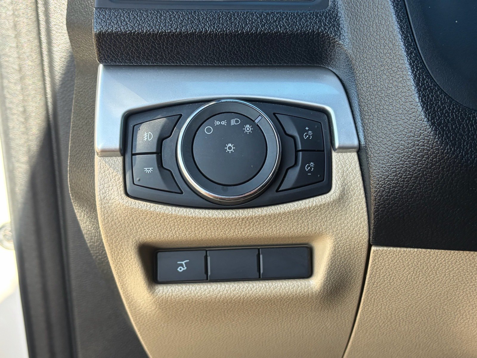 Used 2017 Ford Explorer XLT w/ Equipment Group 202A FWD image 14