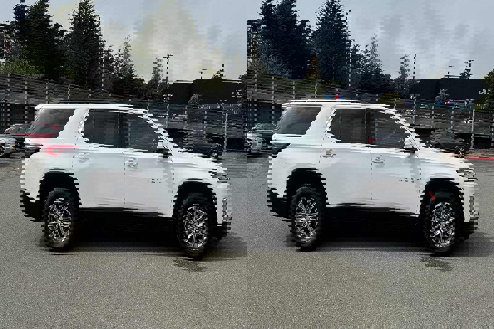 Used 2023 Chevrolet Traverse LT image 3