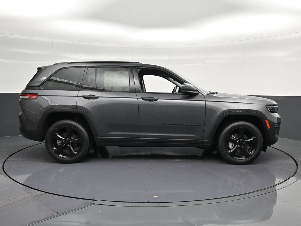 Used 2024 Jeep Grand Cherokee Limited w/ Black Appearance Package AWD/4WD image 4