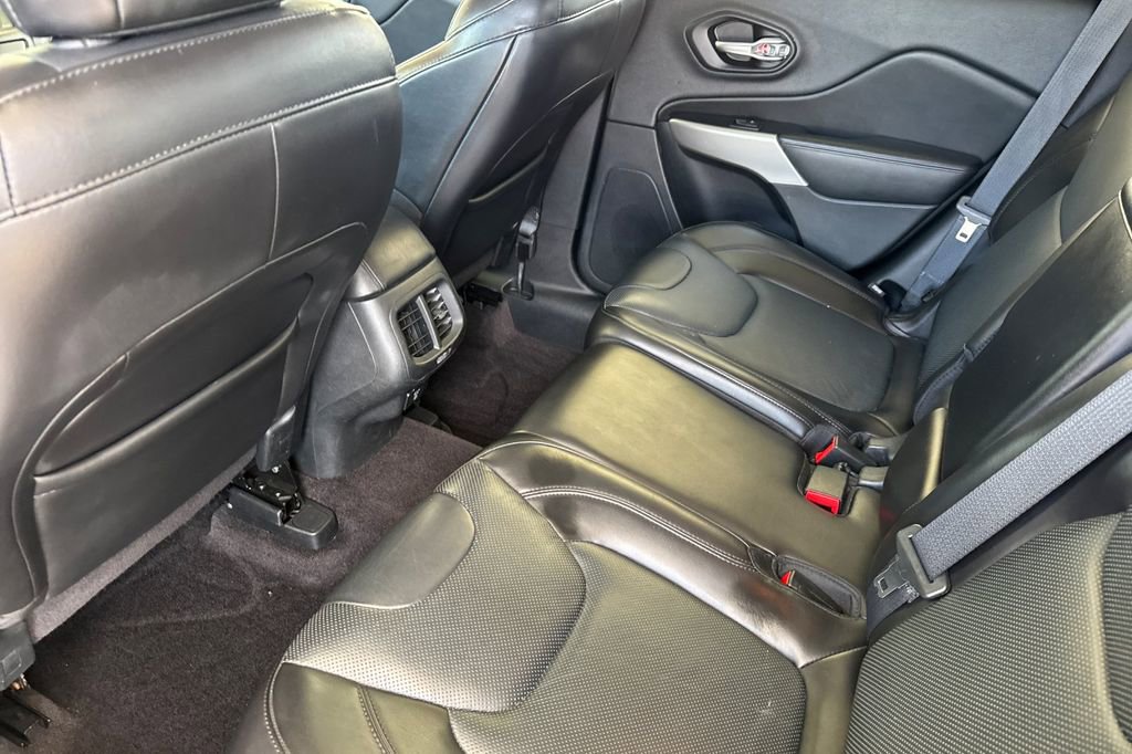 Used 2016 Jeep Cherokee Overland image 5