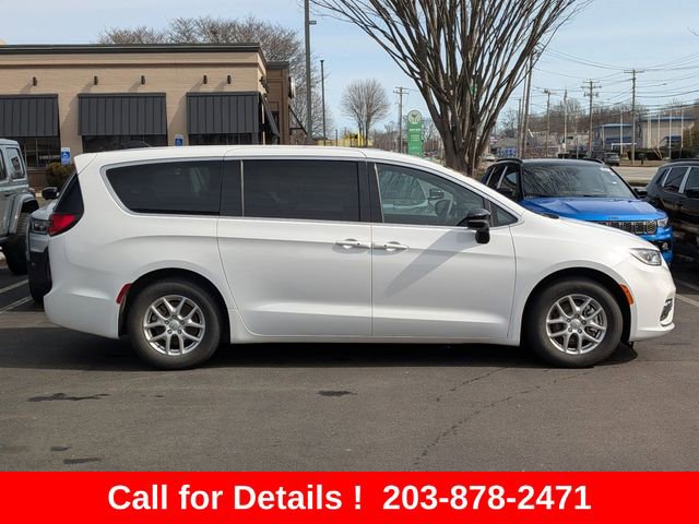Certified 2025 Chrysler Pacifica Select image 2