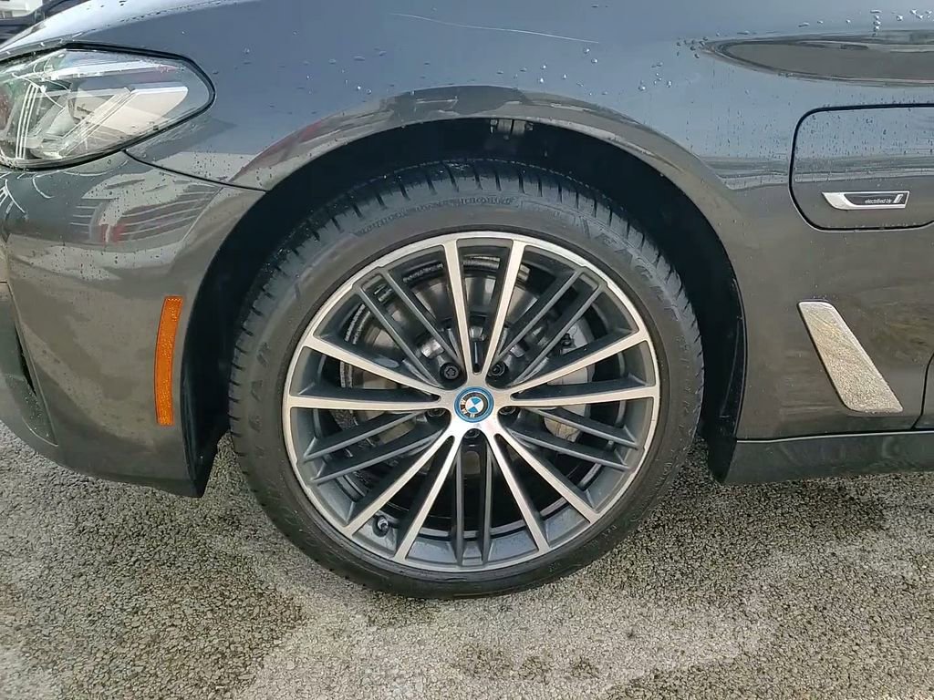 Used 2023 BMW 530e xDrive w/ Convenience Package image 19