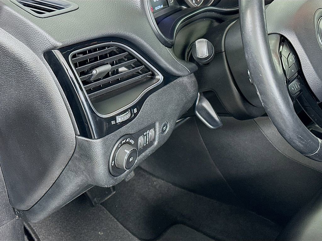 Used 2019 Jeep Cherokee Latitude Plus image 10