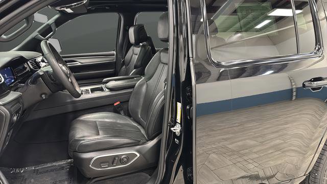 Used 2023 Jeep Wagoneer Series II AWD/4WD image 9