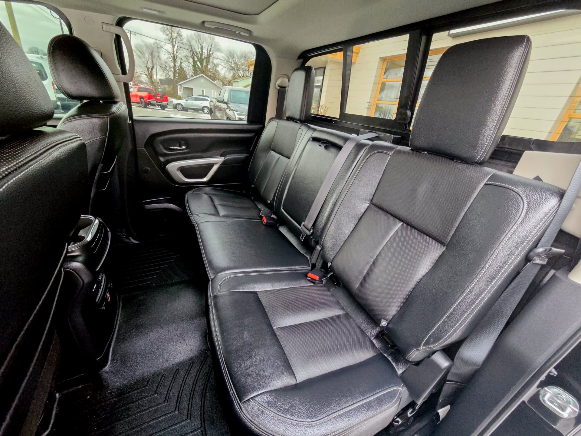 Used 2021 Nissan Titan SL w/ Moonroof Package image 28