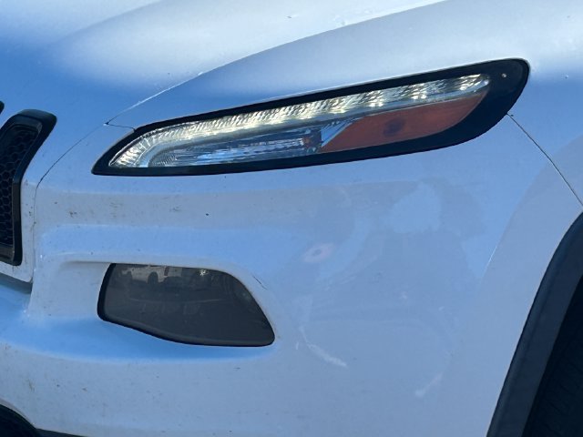 Used 2016 Jeep Cherokee Sport FWD image 10