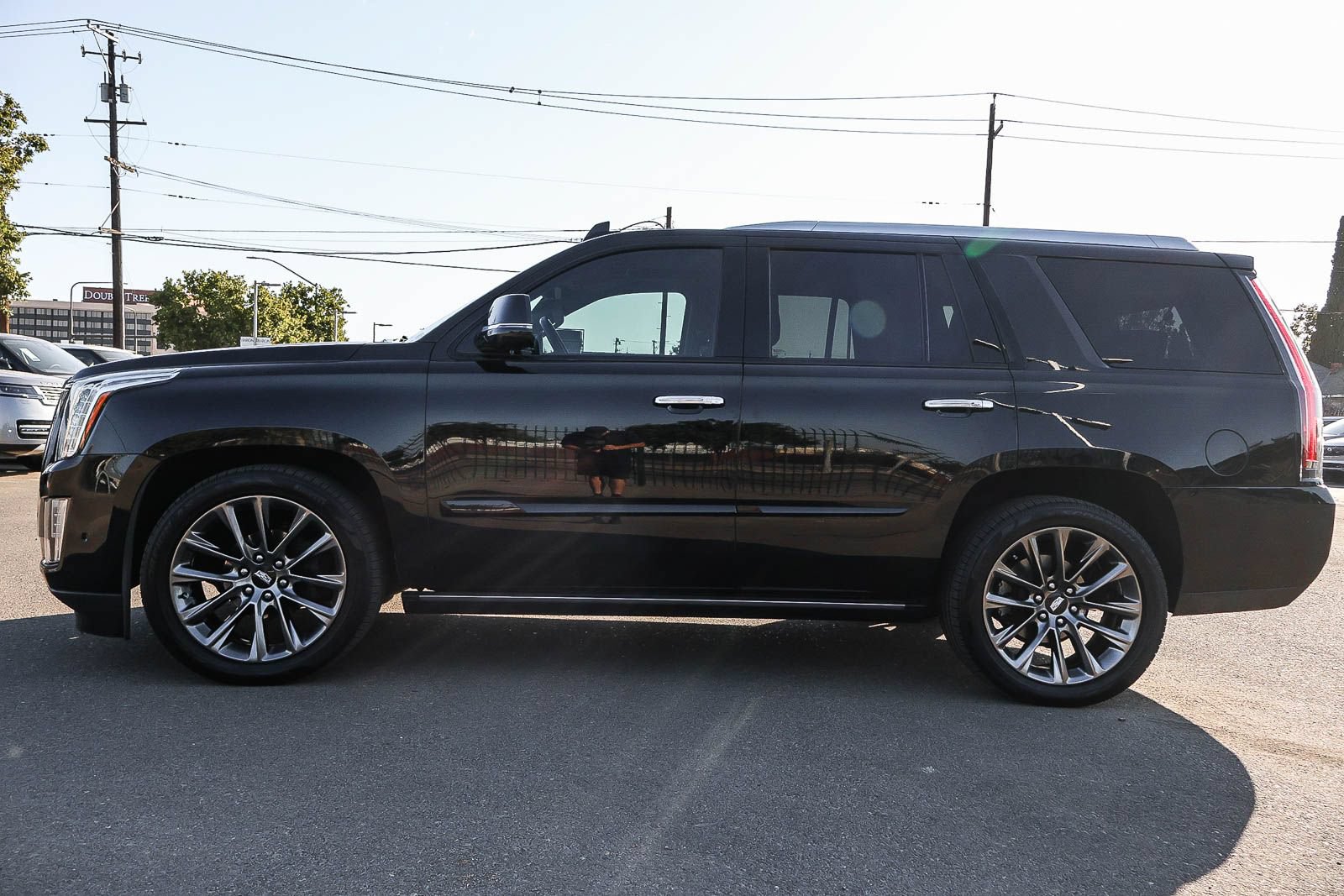 Used 2019 Cadillac Escalade Premium Luxury w/ Escalade Sport Edition AWD/4WD image 8