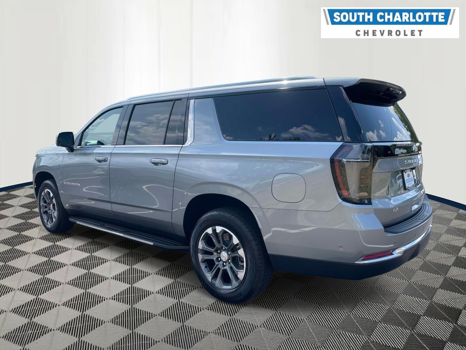 Used 2025 Chevrolet Suburban LT w/ Comfort Package AWD/4WD image 6