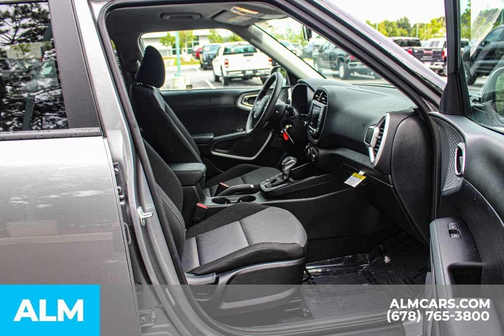 Used 2025 Kia Soul LX w/ LX Technology Package FWD image 20