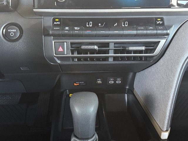 Used 2025 Toyota Camry LE w/ Convenience Package FWD image 4