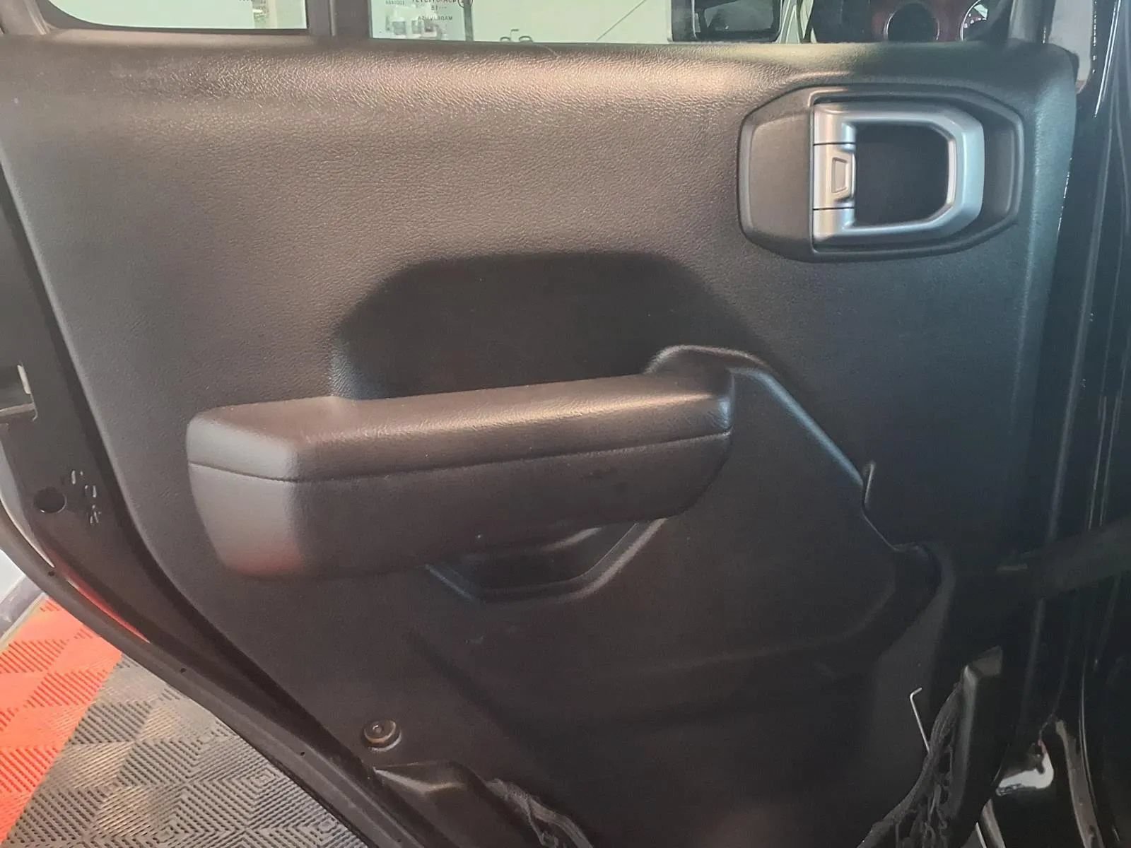 Used 2018 Jeep Wrangler Unlimited Rubicon w/ Dual Top Group AWD/4WD image 12