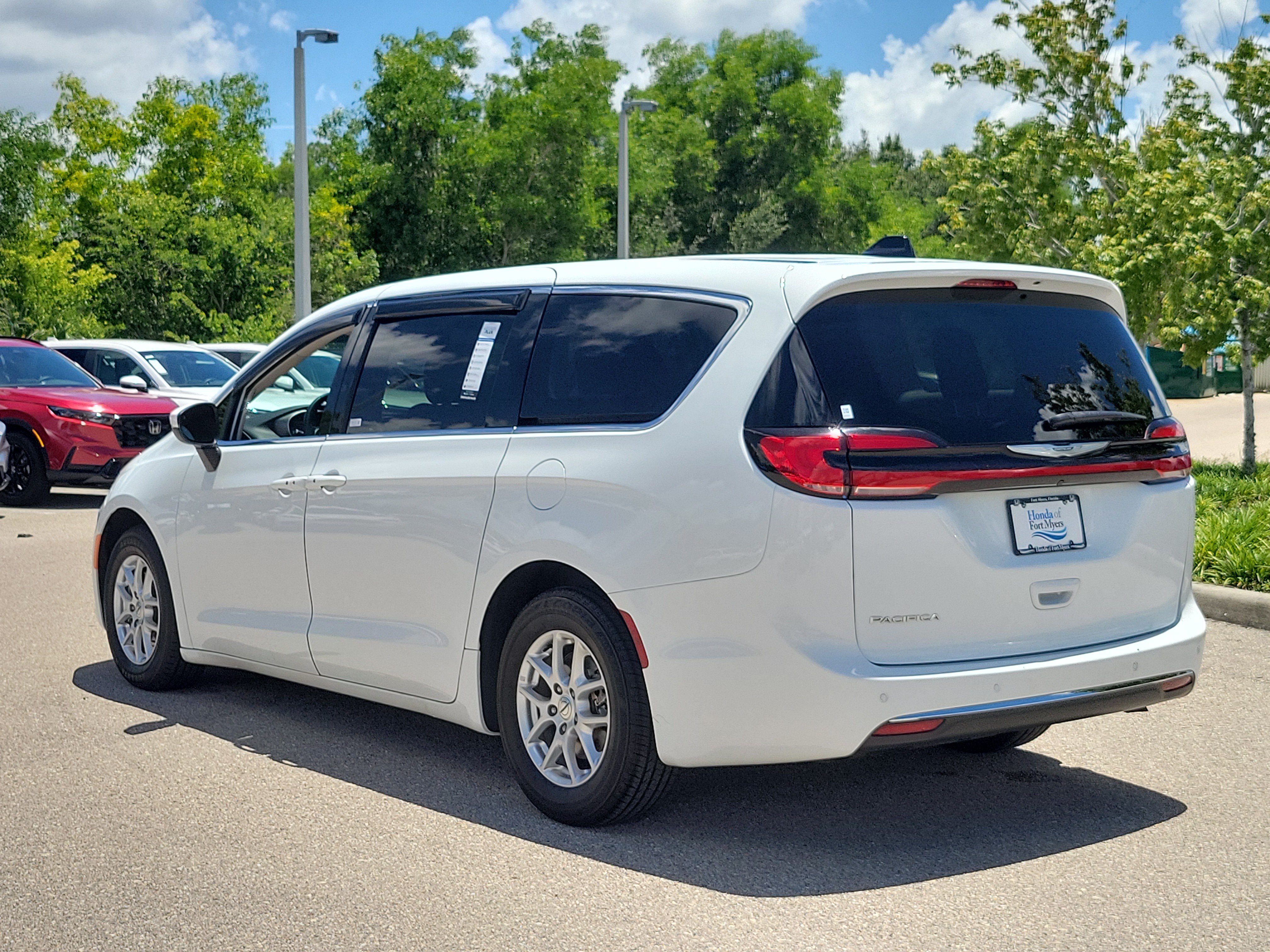 Used 2023 Chrysler Pacifica Touring-L FWD image 4
