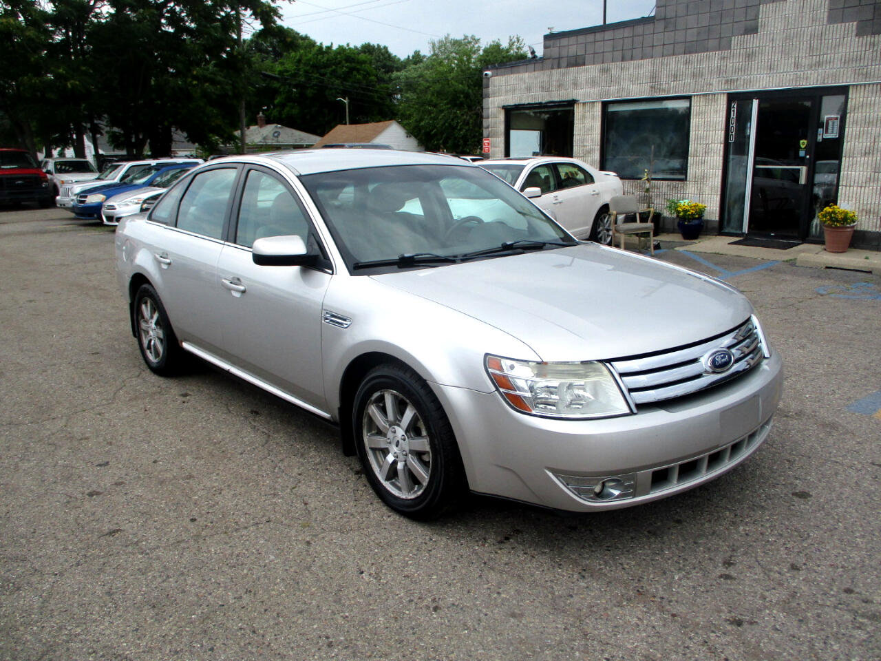 Used 2008 Ford Taurus SEL image 1