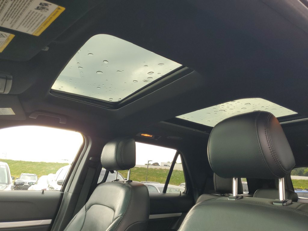 Used 2017 Ford Explorer XLT w/ Equipment Group 202A AWD/4WD image 13
