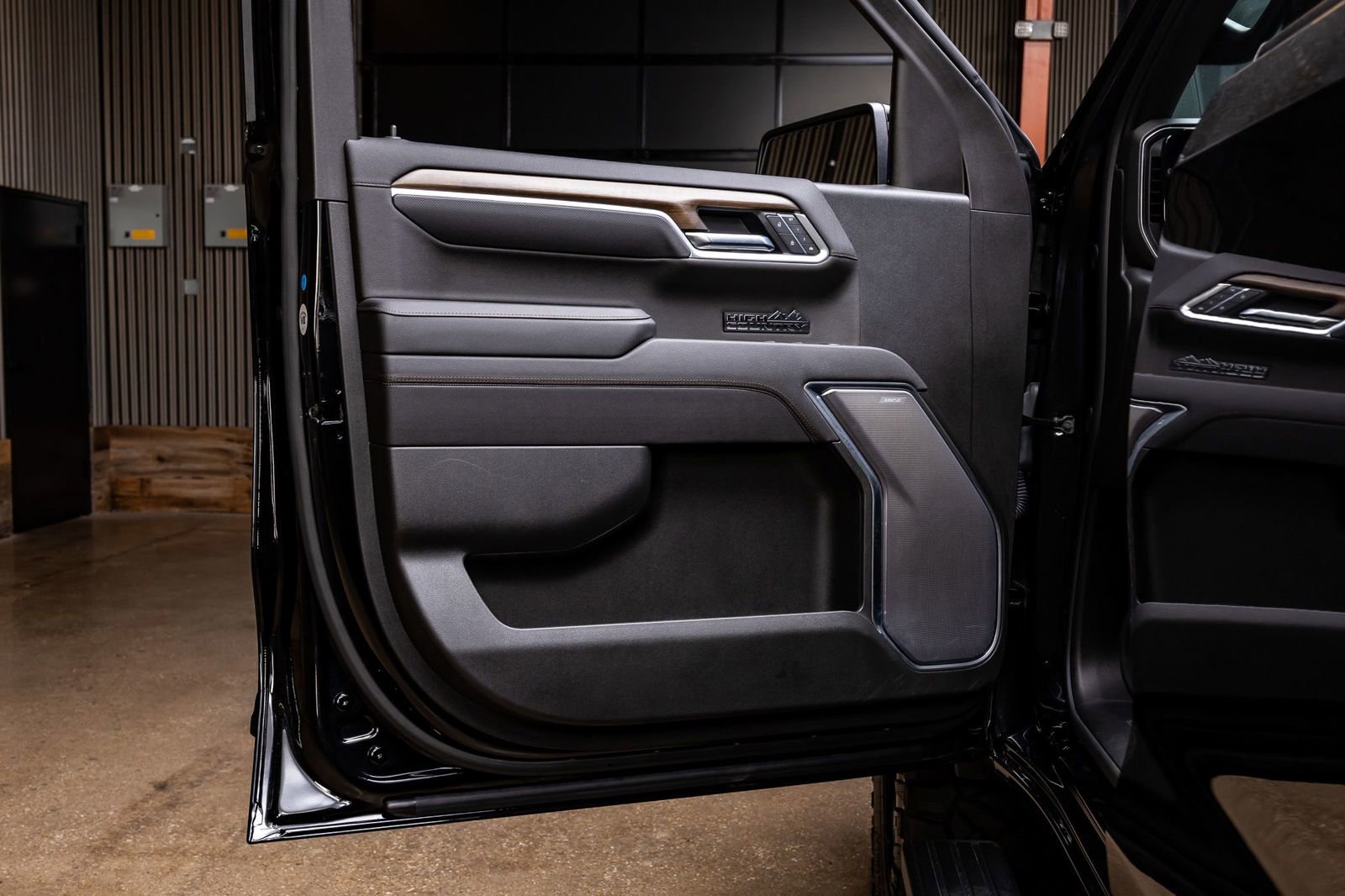 Used 2025 Chevrolet Silverado 1500 High Country w/ Midnight Edition image 35