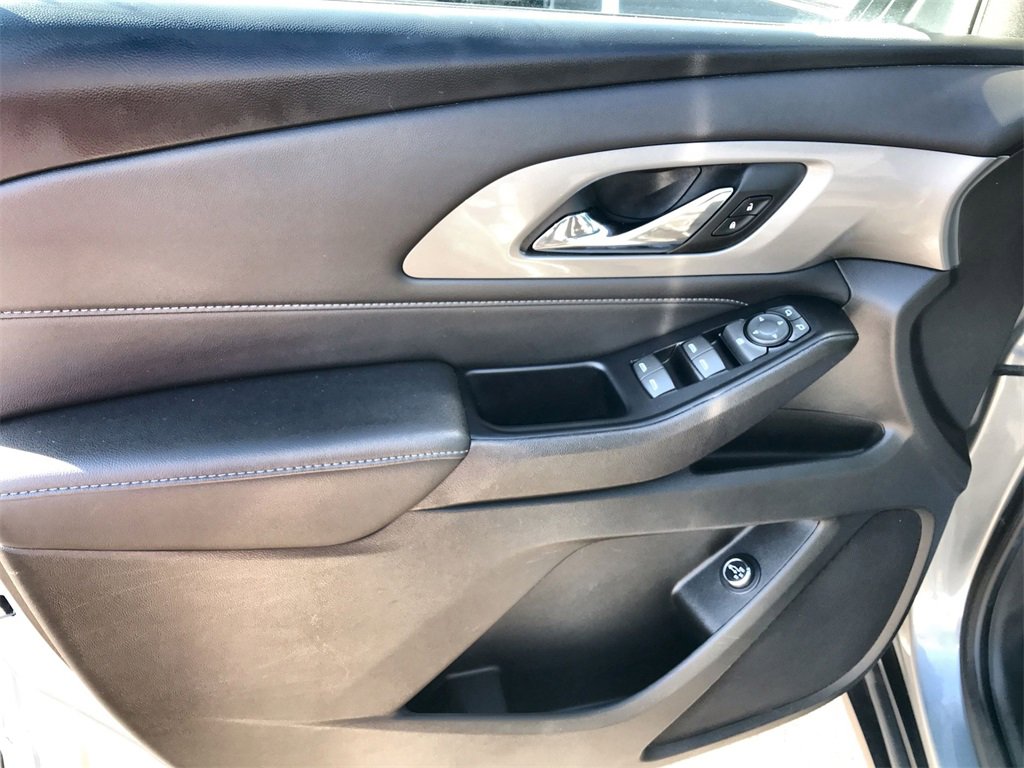 Used 2023 Chevrolet Traverse LT w/ Rear Camera Mirror Package image 13