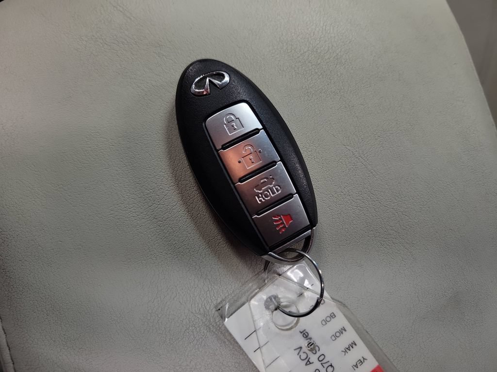 Used 2017 INFINITI Q70 L 3.7 AWD/4WD image 16