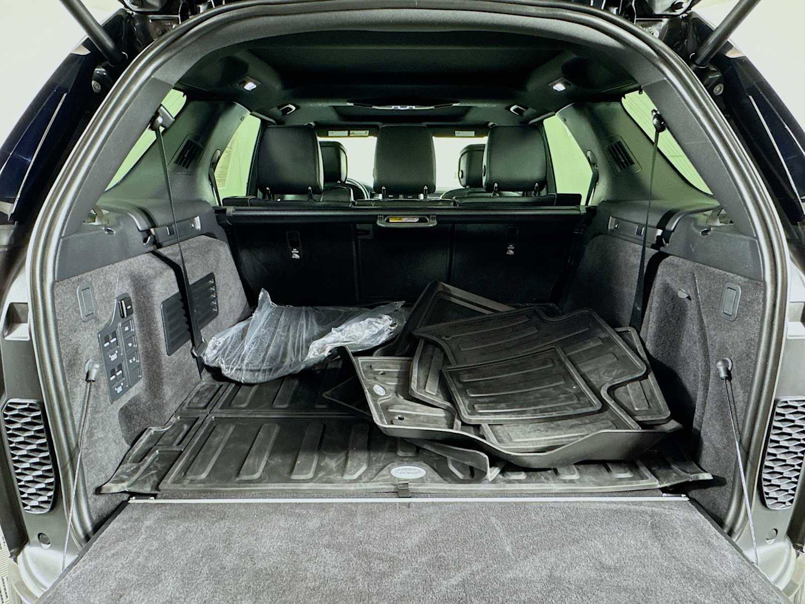 Used 2024 Land Rover Discovery Metropolitan Edition image 25