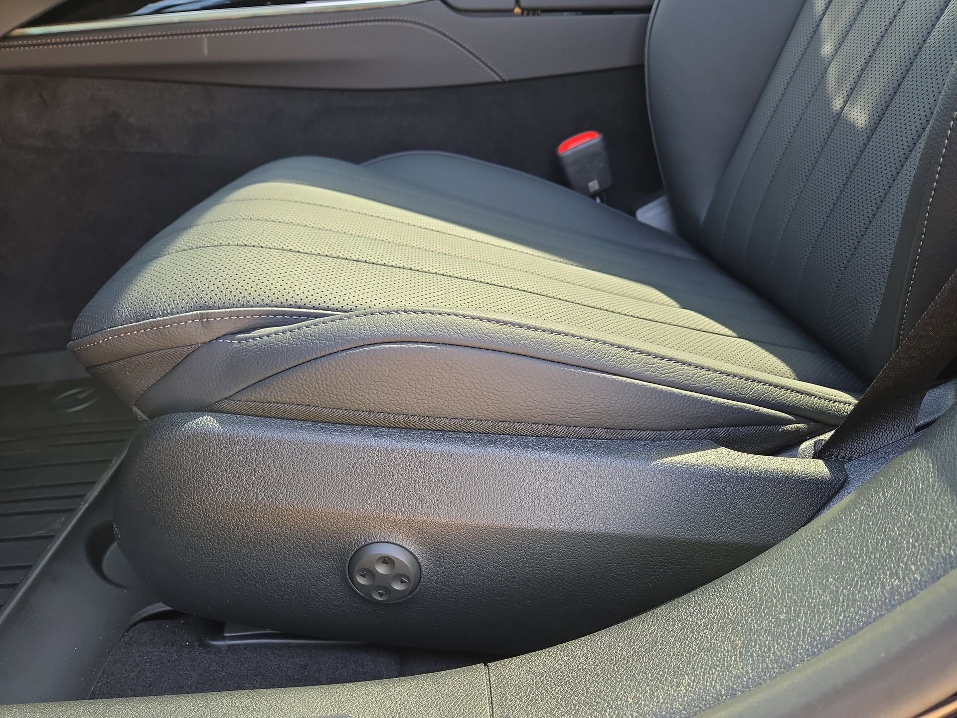 New 2025 Mercedes-Benz E 350 4MATIC Sedan image 17