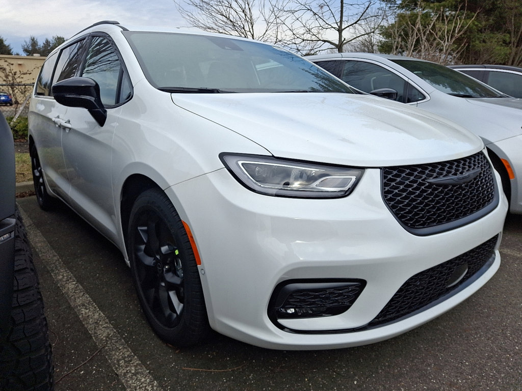 New 2026 Chrysler Pacifica Select image 3