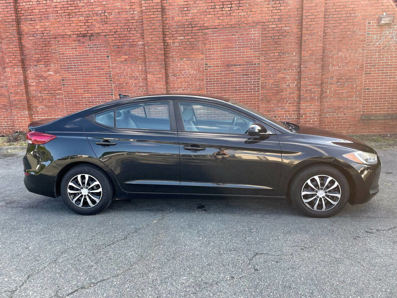 Used 2017 Hyundai Elantra SE image 2