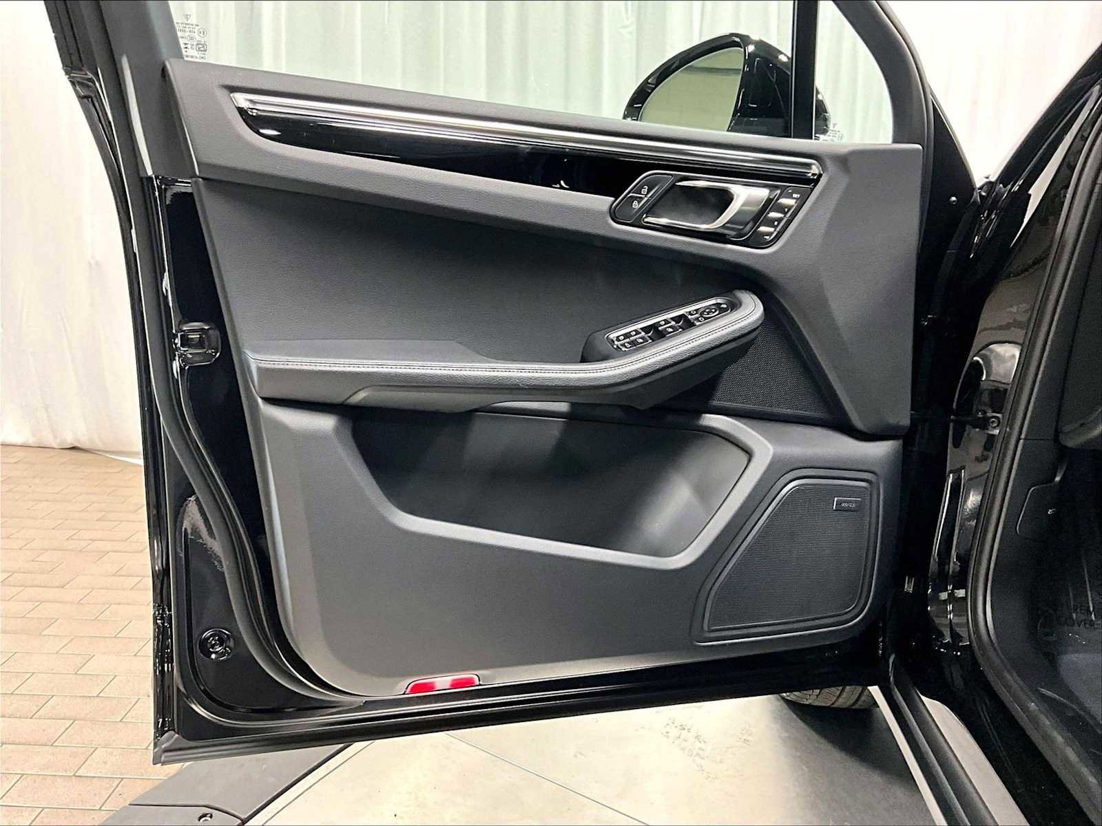 Used 2025 Porsche Macan w/ Premium Package Plus image 25