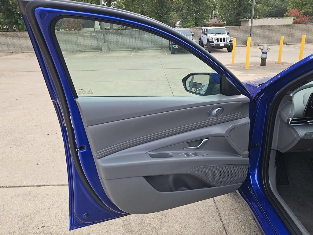 Used 2025 Hyundai Elantra SEL FWD image 11