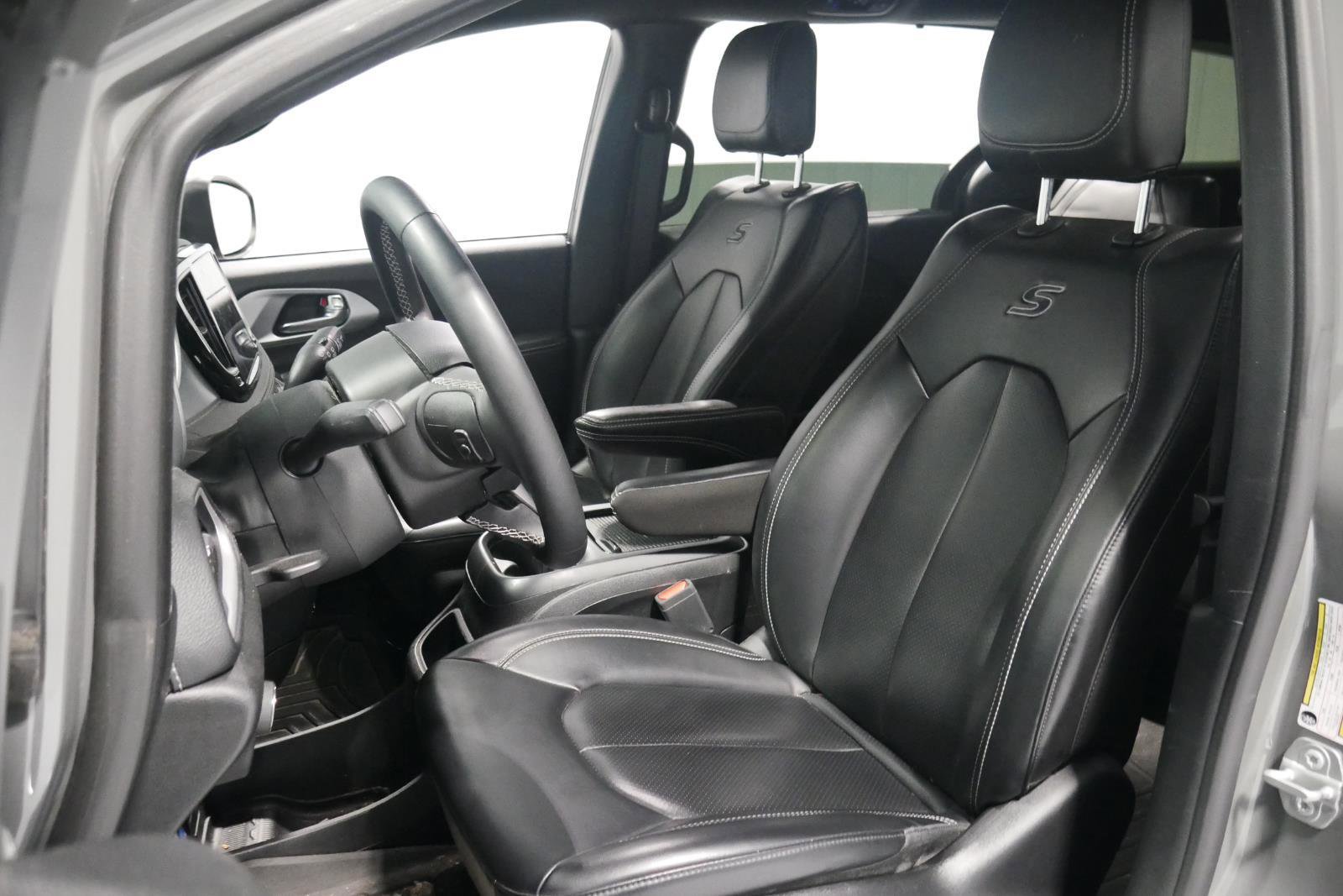 Used 2023 Chrysler Pacifica Touring-L w/ S Appearance Package image 10