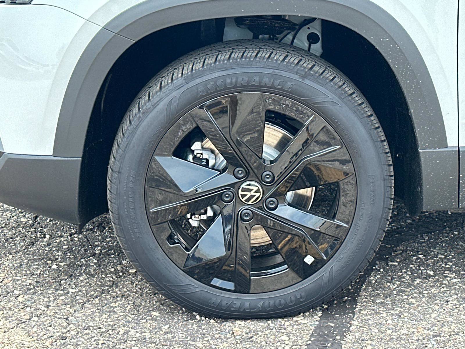 New 2025 Volkswagen Taos SE image 9