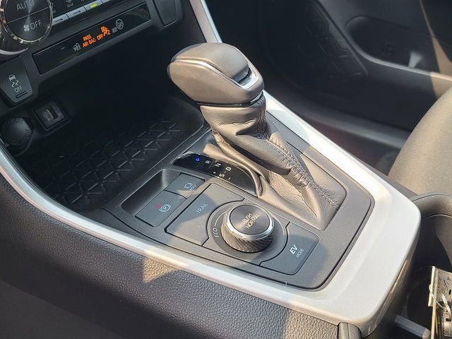 Used 2023 Toyota RAV4 SE image 10