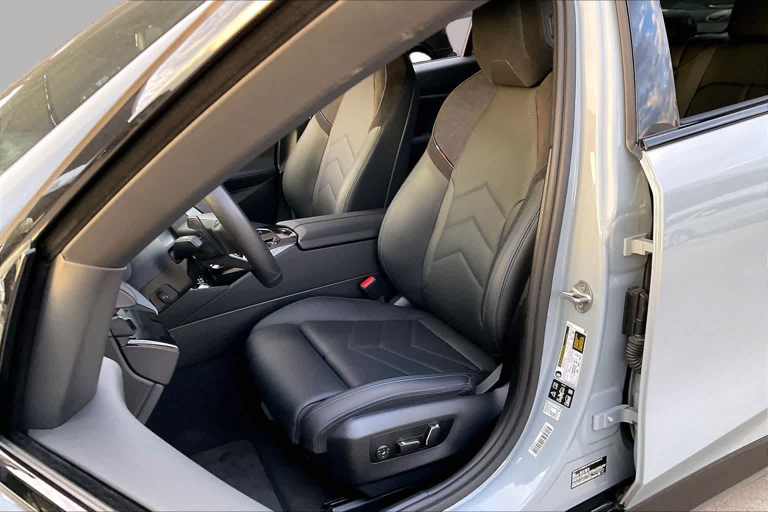 Used 2024 BMW 540i xDrive w/ Premium Package AWD/4WD image 8