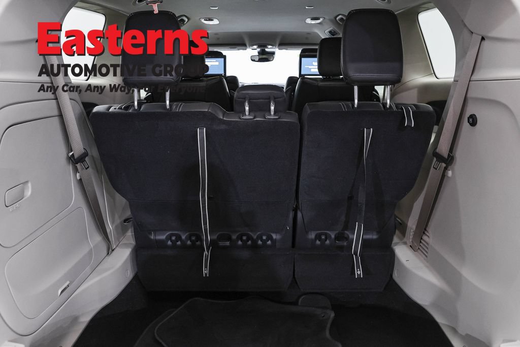 Used 2022 Chrysler Pacifica Touring-L w/ Uconnect Theater Family Group FWD image 9