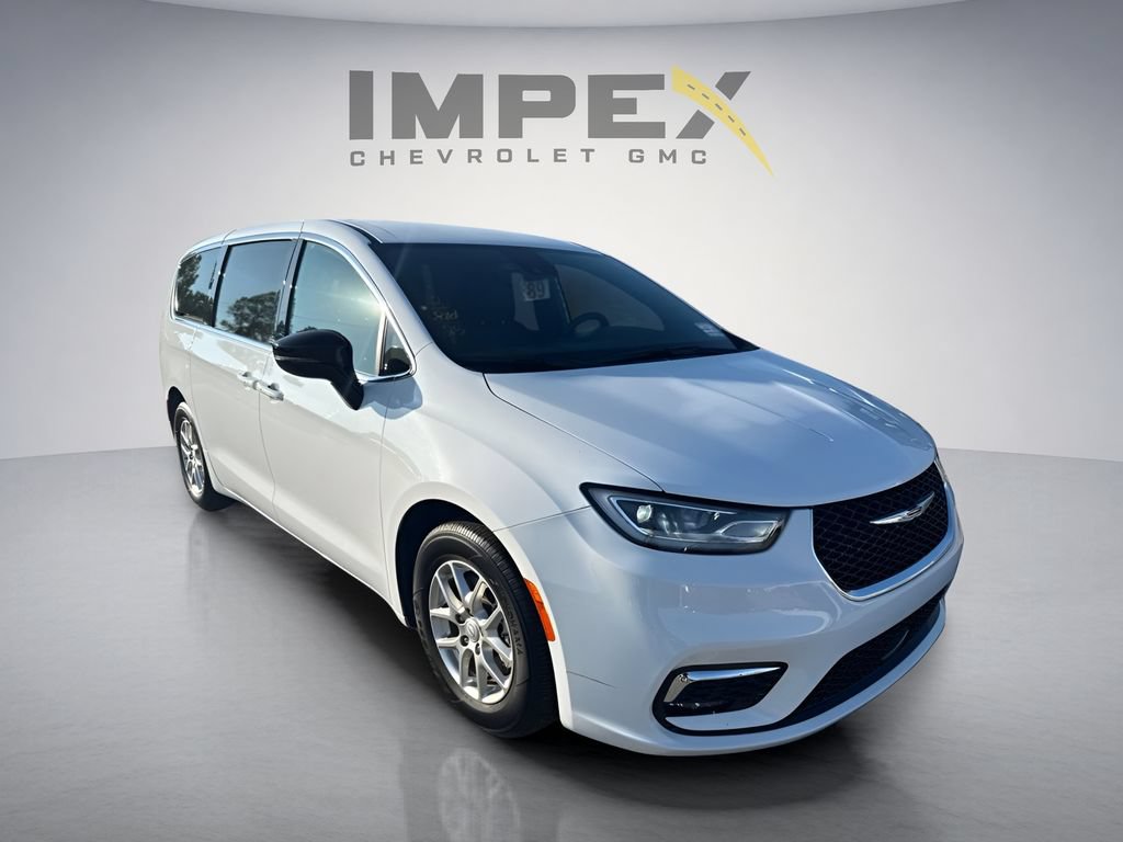 Used 2025 Chrysler Pacifica Select FWD image 7