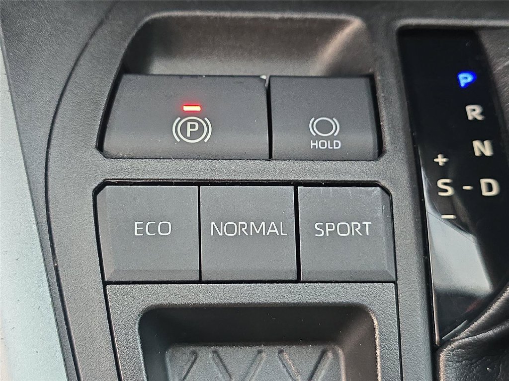 Used 2020 Toyota RAV4 LE FWD image 19
