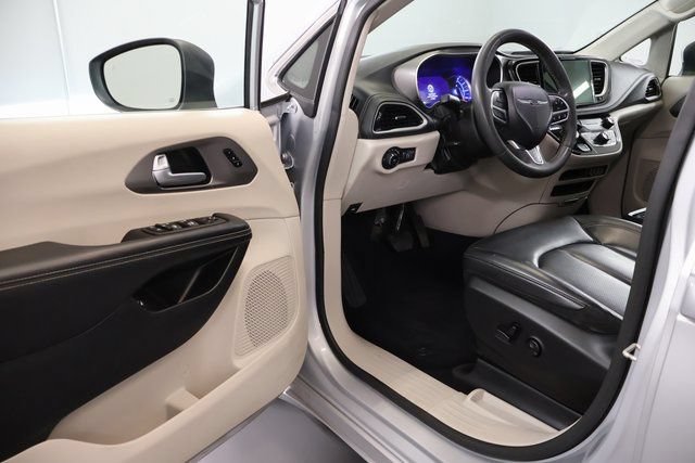 Used 2023 Chrysler Pacifica Touring-L FWD image 9