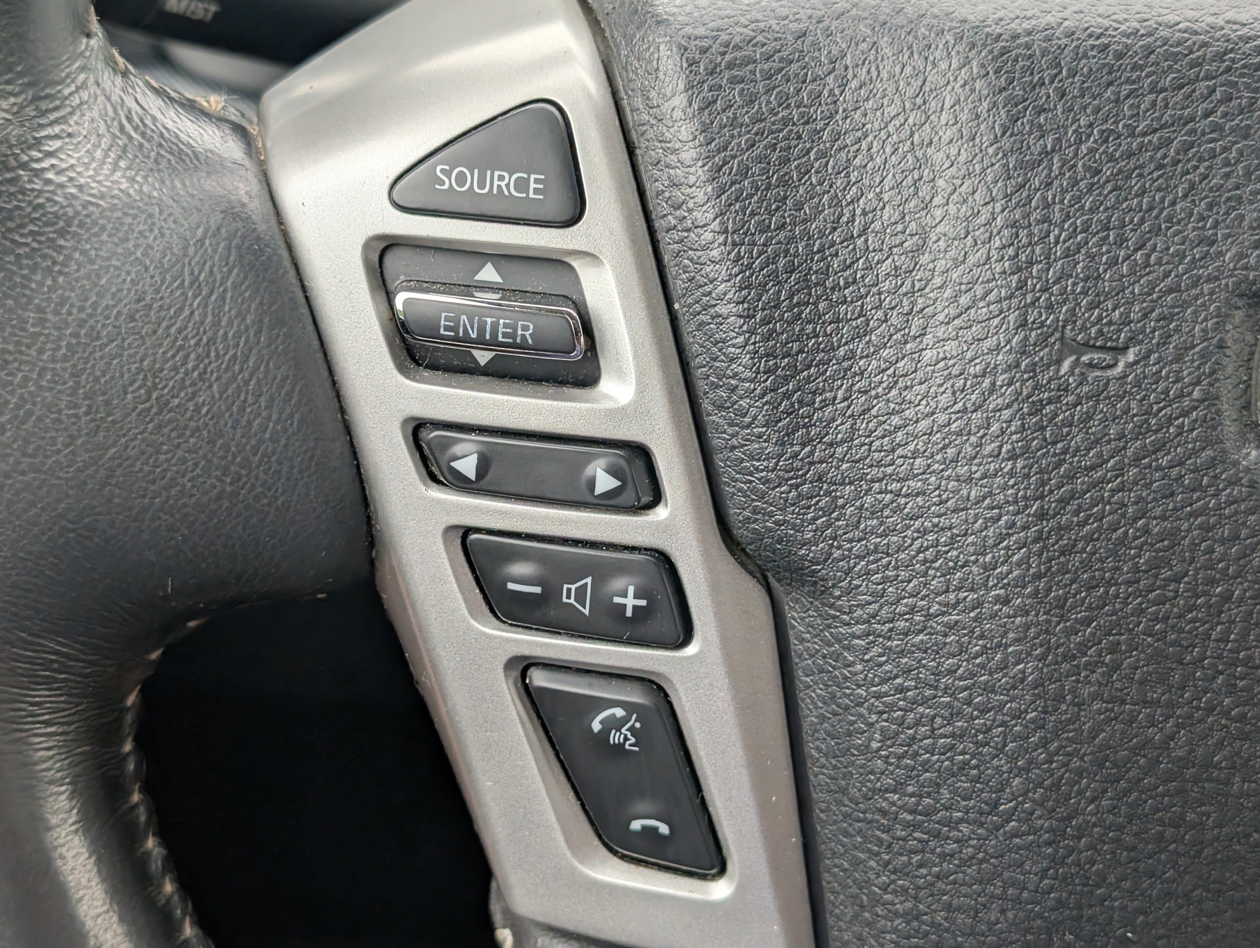 Used 2017 Nissan Titan PRO-4X w/ Pro-4x Convenience Package AWD/4WD image 16