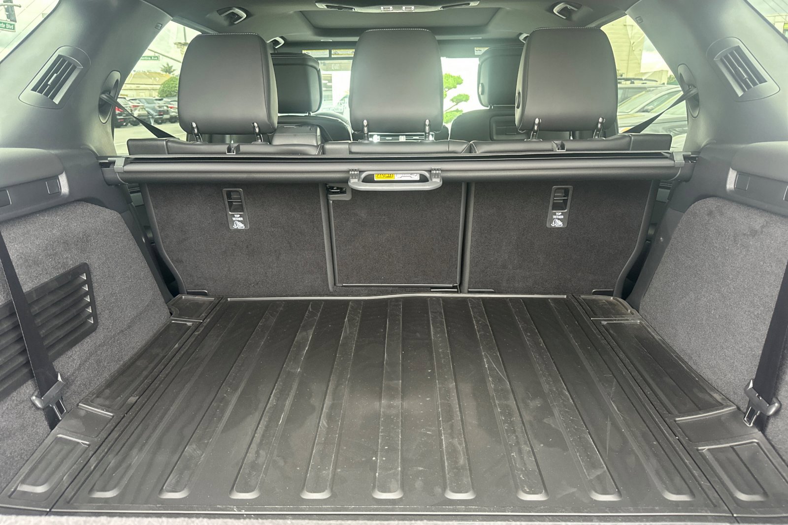 New 2026 Land Rover Discovery Dynamic SE image 14