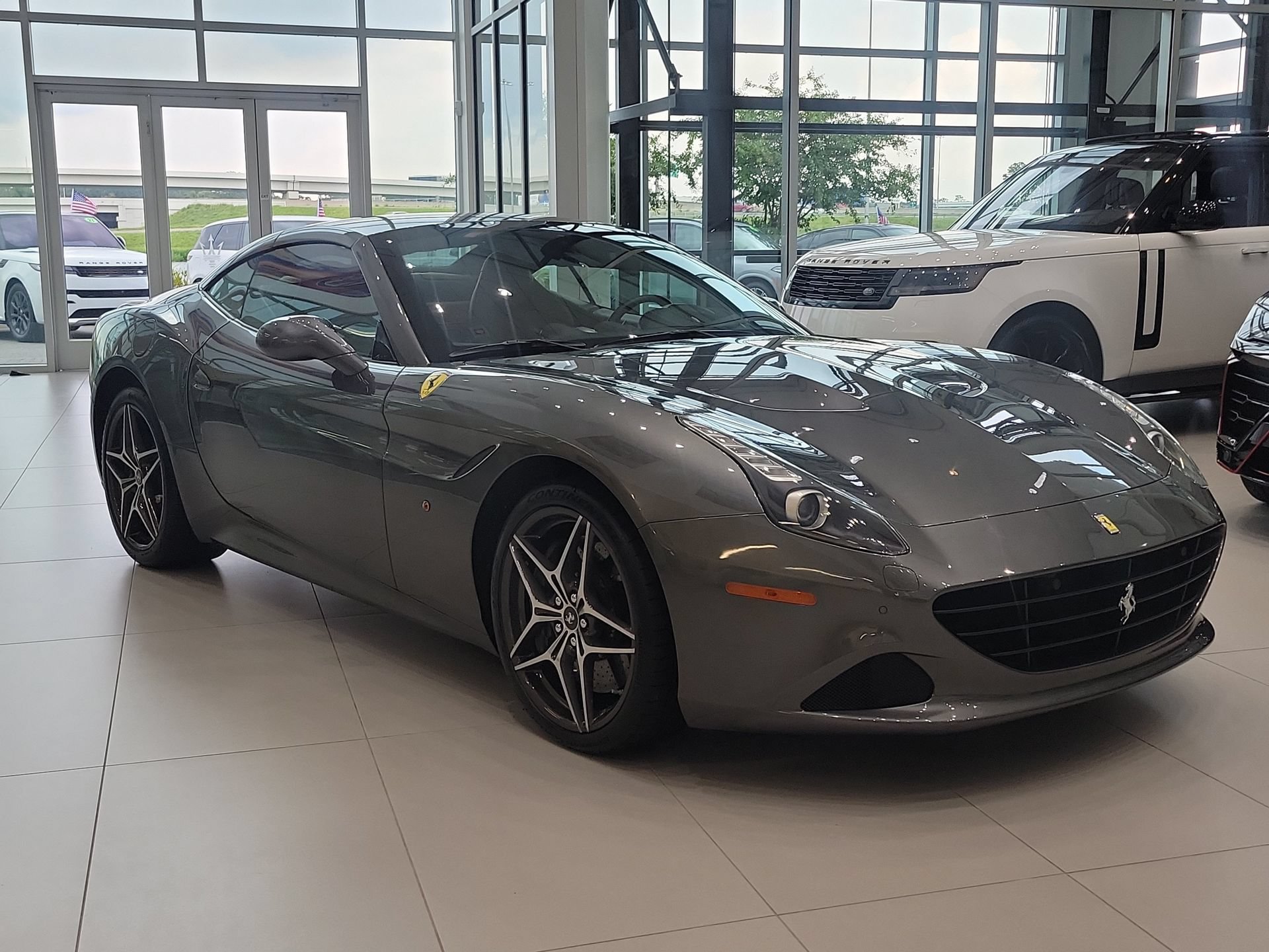 Used 2017 Ferrari California T RWD image 1